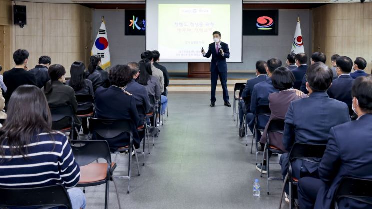 남병웅 청렴 교육 전문 강사가 다양한 주제로 교육을 하고 있다