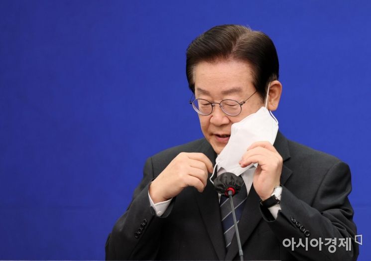 이재명 더불어민주당 대표가 21일 국회에서 긴급 기자회견을 갖기 위해 마스크를 벗고 있다./윤동주 기자 doso7@