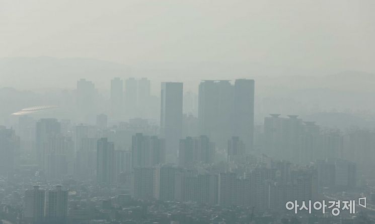 도심이 미세먼지에 뒤덮여 있다./강진형 기자aymsdream@