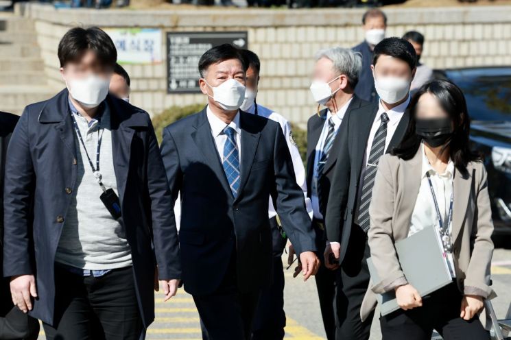 '서해 공무원 피격' 은폐 의혹을 받고 있는 김홍희 전 해양경찰청장이 21일 영장실질심사를 받기 위해 서울 서초구 서초동 서울중앙지법으로 향하고 있다. [이미지출처=연합뉴스]