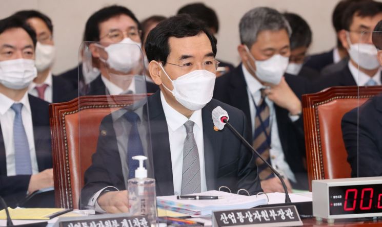 이창양 산업통상자원부 장관이 21일 서울 여의도 국회에서 열린 산업통상자원중소벤처기업 위원회의 종합감사에 출석해 산자중기위 의원들 질문에 답하는 모습.(이미지 출처=연합뉴스)