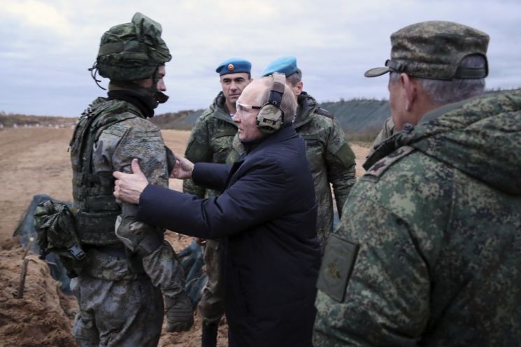 블라디미르 푸틴 러시아 대통령(가운데)이 지난해 10월 러시아 중부 랴잔 지역의 서부전구 동원예비군 훈련소를 방문해 병사와 대화를 나누고 있다. [사진=AP/연합뉴스]
(끝)