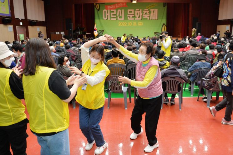 [포토] 김태우 강서구청장, 제77주년 경찰의 날 행사 참석 경찰관 노고 격려