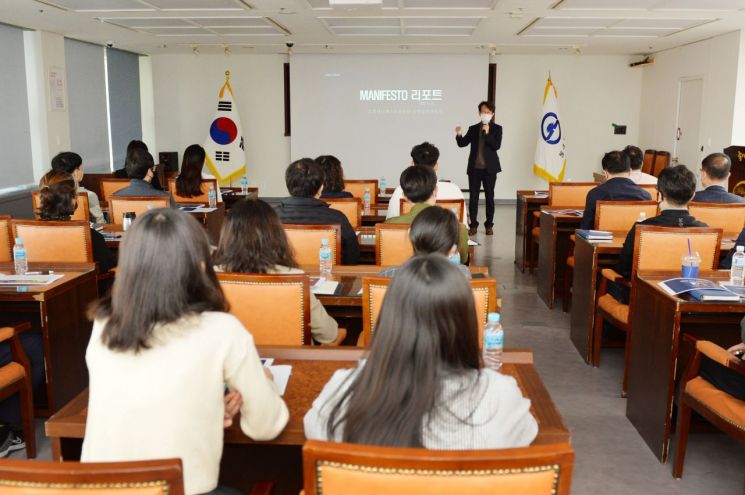 지점장 출신 금융·경제 강사 활용 구로구 신중년 지역특화 일자리 사업 눈길