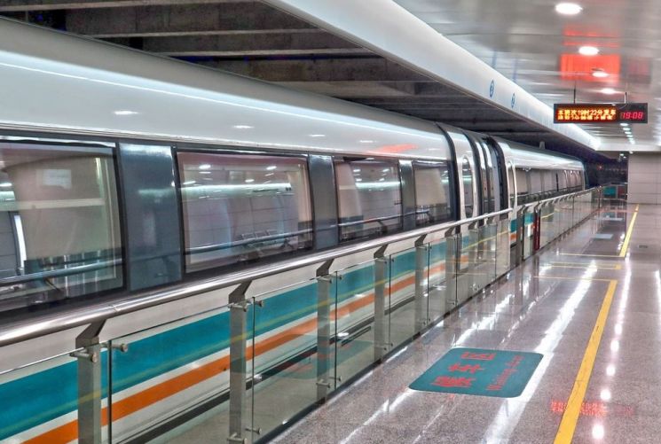 중국이 자기부상 기술을 이용해 열차를 시속 1000km 이상으로 가속하는 데 성공했다고 밝혔다. 사진은 중국 상하이에서 운행 중인 고속 열차. [이미지출처=픽사베이]