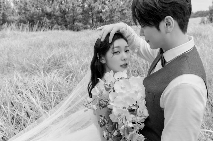 김연아와 성악가 고우림이 22일 오후 서울에서 결혼식을 하기 전 웨딩 화보를 공개했다. 사진=연합뉴스