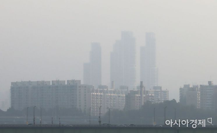 중서부 지방이 중국발 미세먼지와 대기 정체로 미세먼지 농도가 탁한 23일 서울 하늘의 모습이 뿌옇다./윤동주 기자 doso7@