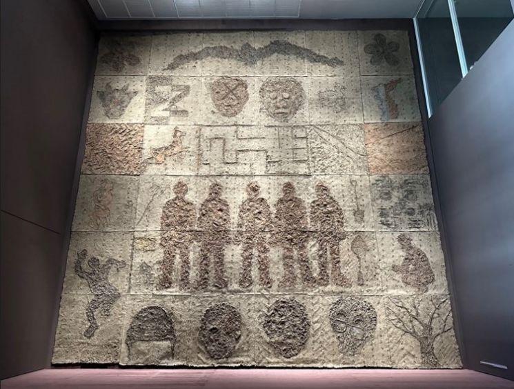 여기, 일어서는 땅, 2022, 흙, 혼합재료, 200x200x10cm(36ea), 1200x1200x10cm(전체), 사진제공 = 국립현대미술관
