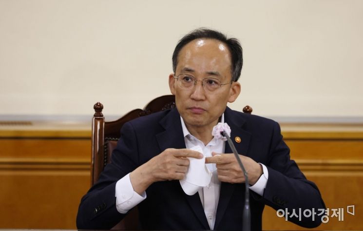 추경호 경제부총리가 23일 서울 중구 은행회관에서 열린 '비상 거시경제금융회의'에 참석, 인사말을 마친 후 마스크를 쓰고 있다./윤동주 기자 doso7@