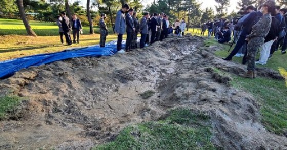 지난 4일 저녁 우리 군이 발사한 '현무-2' 탄도미사일이 비정상 비행 후 강릉 공군기지 내 떨어진 낙탄 사고가 발생한 현장이 발생 8일 만인 12일 오후 더불어민주당 국방위원회 소속 국회의원과 언론에 공개됐다.