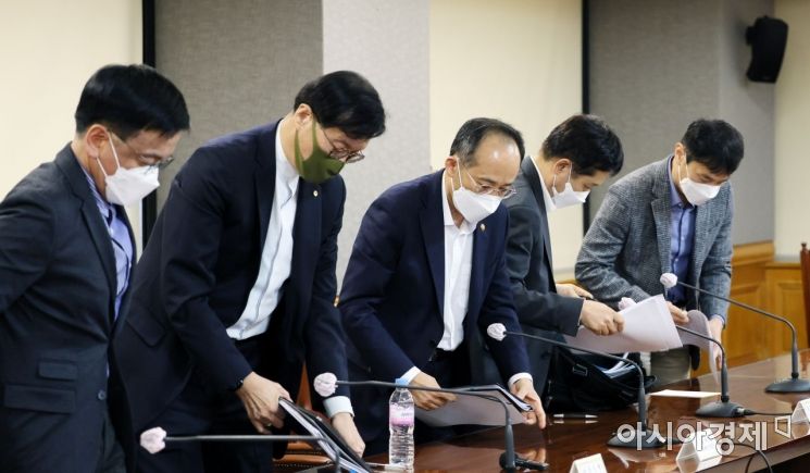 23일 서울 중구 은행회관에서 열린 '비상 거시경제금융회의'에 참석한 이복현 금감원장과 이창용 한국은행 총재, 추경호 경제부총리, 김주현 금융위원장, 최상목 경제수석이 회의를 마친 후 자리에서 일어서고 있다./윤동주 기자 doso7@