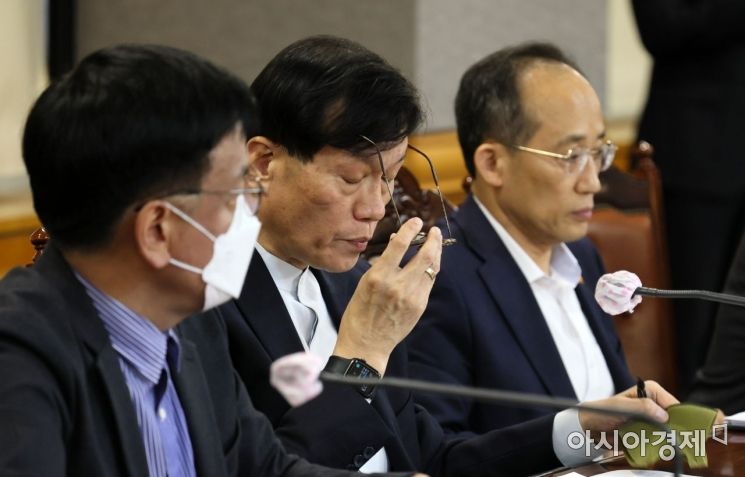 이창용 한국은행 총재와 최상목 경제수석이 23일 서울 중구 은행회관에서 열린 '비상 거시경제금융회의'에 참석, 회의를 마친 후 안경을 바로쓰고 있다./윤동주 기자 doso7@/윤동주 기자 doso7@