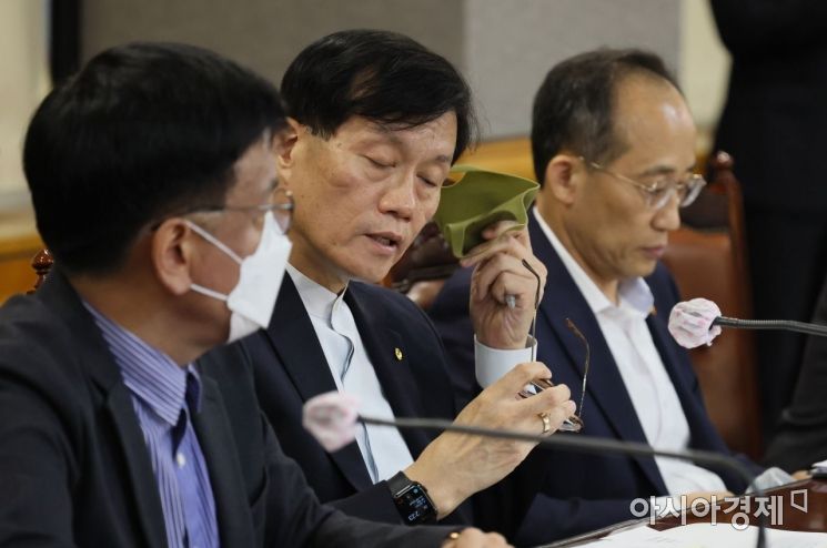 이창용 한국은행 총재와 최상목 경제수석이 23일 서울 중구 은행회관에서 열린 '비상 거시경제금융회의'에 참석, 취재진 질문에 답변하기 위해 마스크를 벗고 있다./윤동주 기자 doso7@/윤동주 기자 doso7@