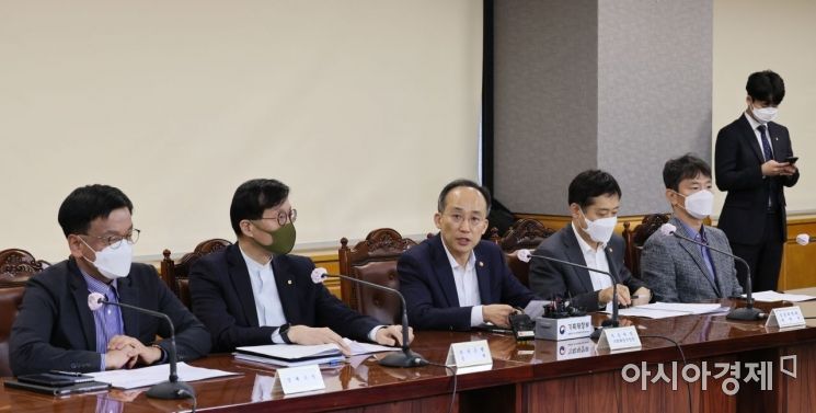 추경호 경제부총리가 23일 서울 중구 은행회관에서 열린 '비상 거시경제금융회의'에 참석, 회의를 마친 후 회의 결과를 브리핑 하고 있다./윤동주 기자 doso7@/윤동주 기자 doso7@