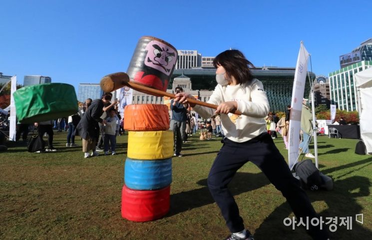 23일 서울광장에서 열린 세계도시문화축제를 찾은 시민들이 다양한 세계놀이문화를 즐기고 있다./윤동주 기자 doso7@