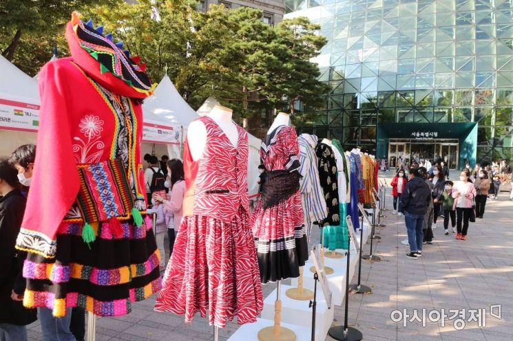 23일 서울광장에서 열린 세계도시문화축제를 찾은 시민들이 세계 다양한 의상을 보고 있다./윤동주 기자 doso7@