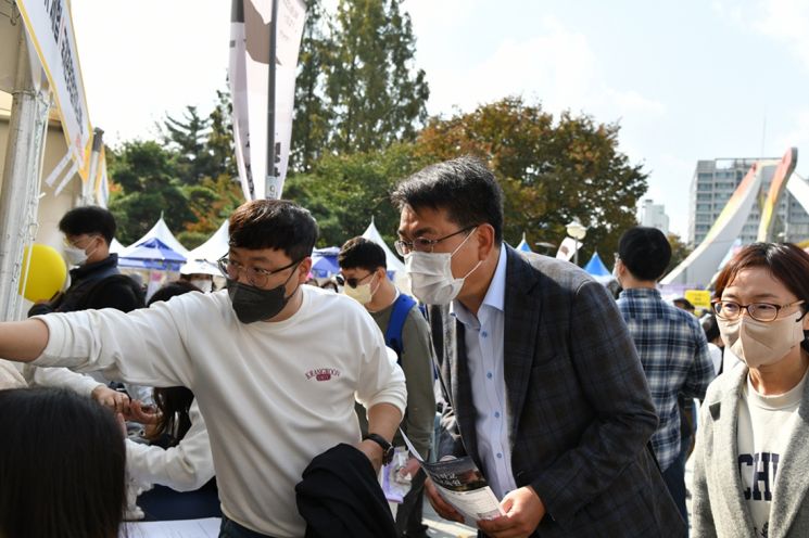 [포토]오승록 노원구청장 '2022 노원 북페스티벌&평생학습축제' 참석