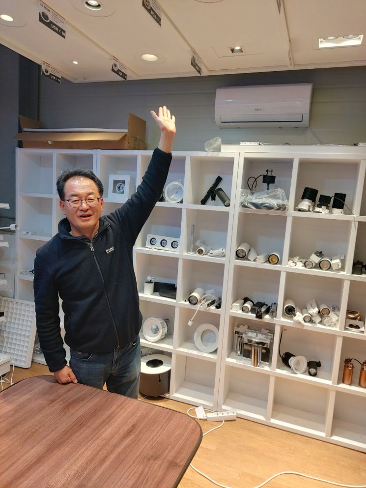 이리코 조태형 대표가 조명의 밝기와 색상에 대해 설명하고 있다. [사진=김종화 기자]