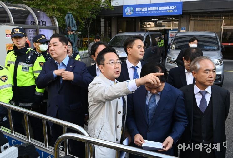 박성준 더불어민주당 대변인과 의원들이 24일 서울 여의도 중앙당사 앞에서 검찰의 민주연구원 압수수색 관련해 발언을 하고 있다./윤동주 기자 doso7@