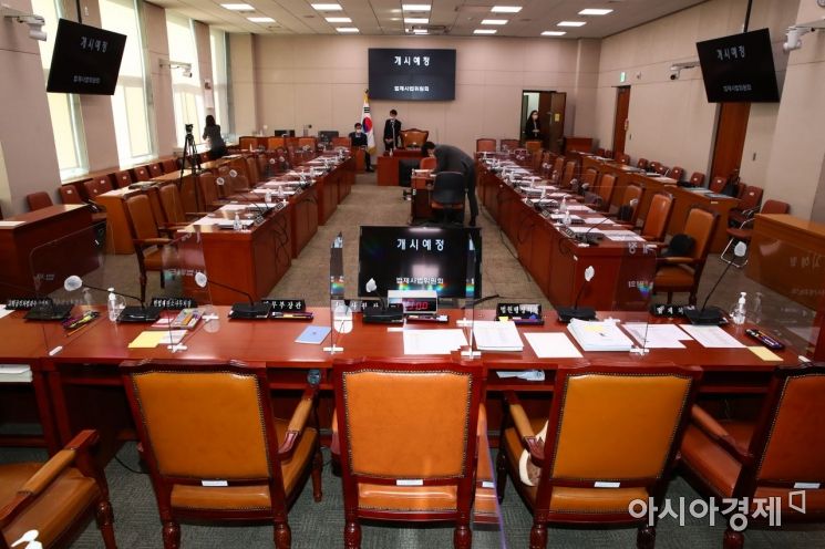 24일 국회에서 열린 예정인 법무부 등에 대한 국정감사가 검찰의 민주당사 압수수색과 관련해 민주당이 긴급 의총을 소집해 개의되지 못하고 있다./윤도웆 기자 doso7@