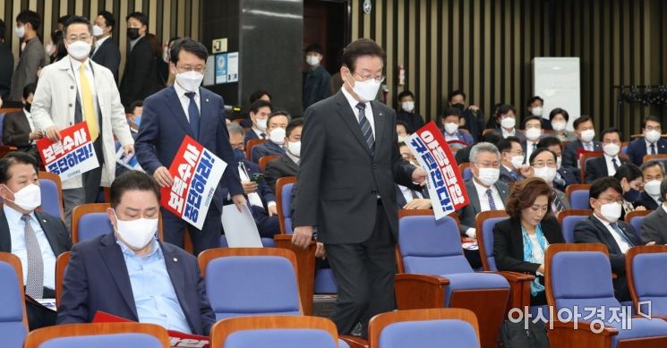 이재명 더불어민주당 대표가 24일 검찰의 중앙당사 압수수색과 관련해 대응책 마련을 위해 긴급 소집된 의원총회에 참석하고 있다./윤동주 기자 doso7@