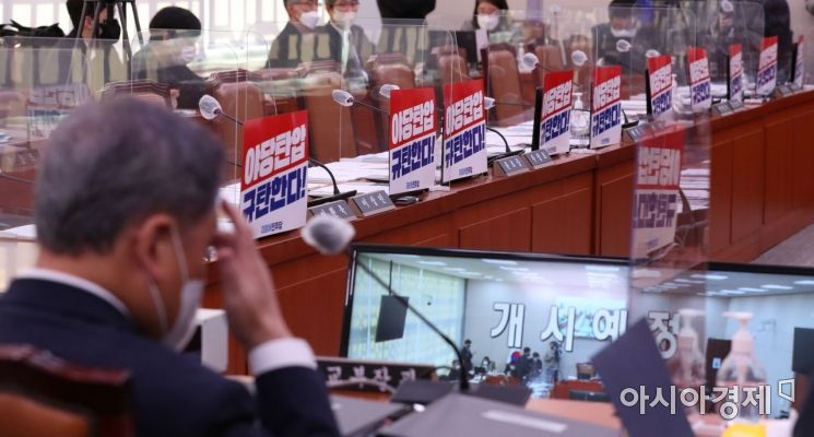 박진 외교부 장관이 24일 국회에서 열린 외교부 등에 대한 국정감사에 출석, 감사 시작을 기다리고 있다. 더불어민주당은 검찰의 중앙당사 압수수색과 관련해 긴급 의총을 소집해 국감이 지연되었다./윤동주 기자 doso7@