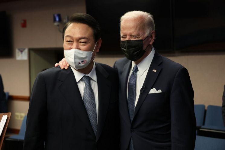 밝은 표정의 한미 정상 (평택=연합뉴스) 서명곤 기자 = 윤석열 대통령과 조 바이든 미국 대통령이 지난 5월 22일 오후 오산 미 공군기지의 항공우주작전본부(KAOC)를 방문, 밝은 표정을 짓고 있다. 2022.5.22 seephoto@yna.co.kr (끝) ＜저작권자(c) 연합뉴스, 무단 전재-재배포 금지＞
