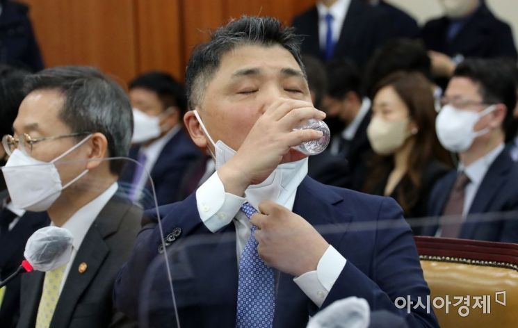 김범수 카카오 미래이니셔티브센터장이 24일 국회에서 열린 과학기술정보통신부 및 소관 감사대상기관 등에 대한 종합감사에 출석, 감사 도중 갈증이 나는 듯 물을 마시고 있다./윤동주 기자 doso7@