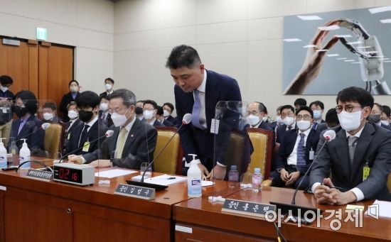 국회가 '카카오 먹통 사태' 재발을 막기 위한 대책 법안 처리에 속도를 내고 있다. 사진은 김범수 카카오 미래이니셔티브센터장이 지난달 24일 국회에서 열린 과학기술정보통신부 및 소관 감사대상기관 등에 대한 종합감사에 출석해 카카오 장애에 대한 사과를 하고 있는 모습 /윤동주 기자 doso7@