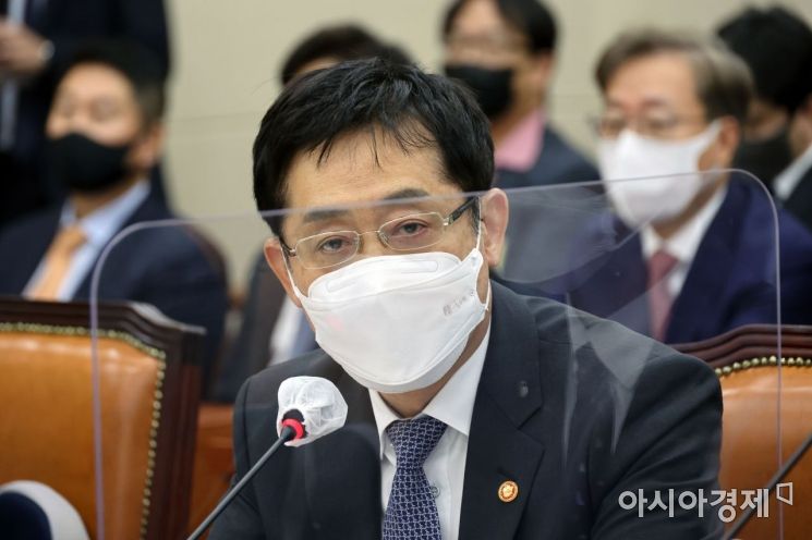 김주현 금융위원장이 24일 국회에서 열린 금융위원회 등에 대한 국정감사에 출석, 의원들 질의에 답변 하고 있다./윤동주 기자 doso7@