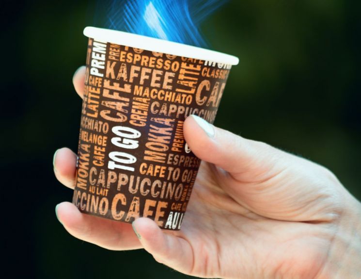 뜨거운 음료를 담을 때 종이컵 내부 코팅층에서 미세플라스틱과 화학물질이 녹아나와 인체에 흡수될 수 있다. 픽사베이