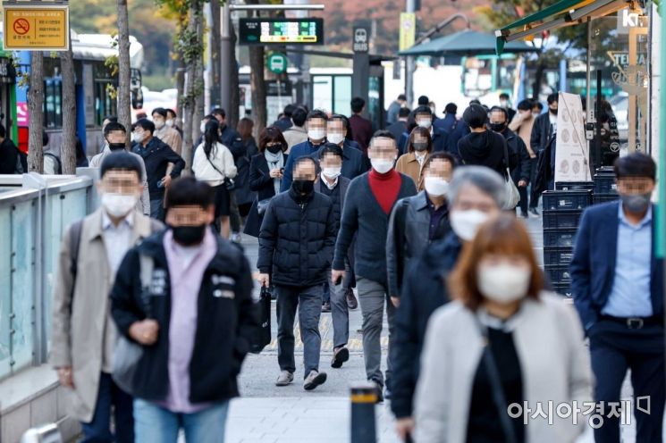 서울 여의도역 인근에서 직장인들이 외투를 입고 출근길에 오르고 있다./강진형 기자aymsdream@