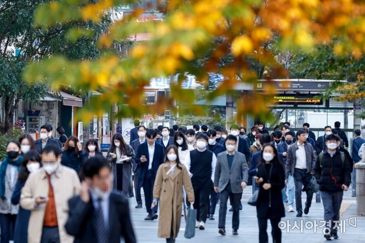 서울 아침 기온이 5도까지 떨어지며 가을 추위가 이어지고 있는 25일 서울 여의도역 인근에서 직장인들이 외투를 입고 출근길에 오르고 있다./강진형 기자aymsdream@