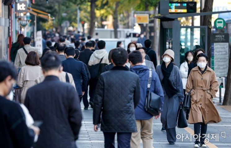 서울 아침 기온이 5도까지 떨어지며 가을 추위가 이어지고 있는 25일 서울 여의도역 인근에서 직장인들이 외투를 입고 출근길에 오르고 있다./강진형 기자aymsdream@