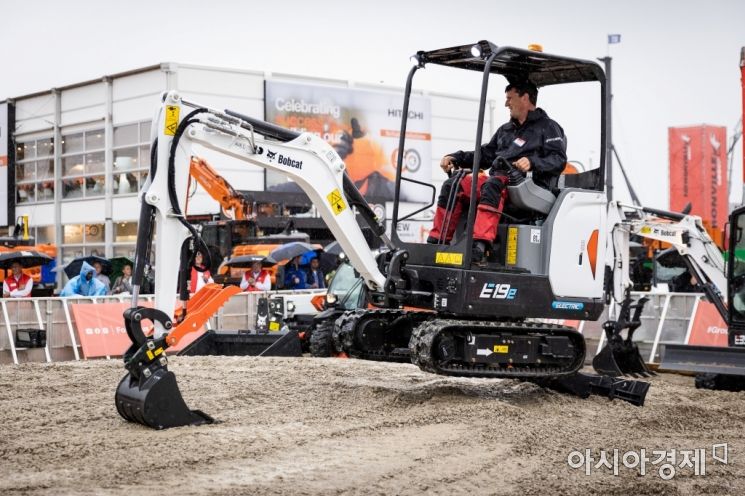 두산밥캣, 유럽시장서 전기굴착기 등 혁신제품 공개