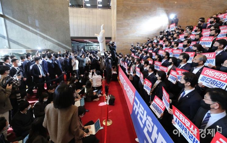 25일 윤석열 대통령이 내년도 예산안 시정연설을 하기 위해 국회 본청으로 들어서는 순간 이재명 더불어민주당 대표와 의원들이 피켓시위를 하고 있다./윤동주 기자 doso7@