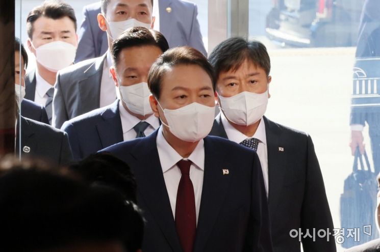 윤석열 대통령이 25일 내년도 예산안 시정연설을 하기 위해 국회 본청으로 들어서고 있다./윤동주 기자 doso7@