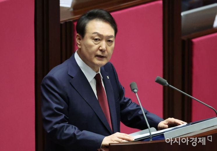 윤석열 대통령이 25일 국회 본회의장에서 내년도 예산안 시정연설을 하고 있다. 더불어민주당은 검찰의 대장동 수사를 정치보복으로 규정하고 윤 대통령의 시정연설을 보이콧했다./윤동주 기자 doso7@