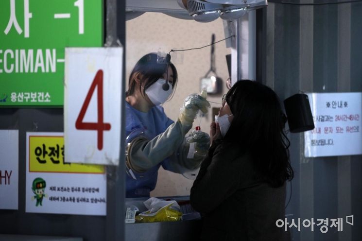 코로나 재유행 우려↑…정부 "백신 접종 대상 '18세 이상 성인'으로 전면 확대"