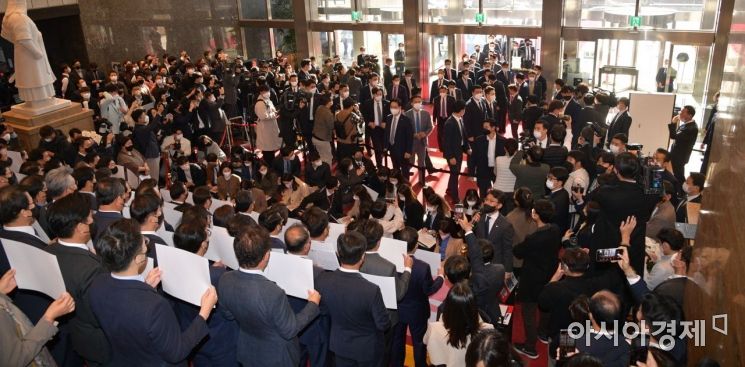 지난 25일 윤석열 대통령이 내년도 예산안 시정연설을 하기 위해 국회 본청으로 들어서는 순간 이재명 더불어민주당 대표와 의원들이 피켓시위를 하고 있다./윤동주 기자 doso7@