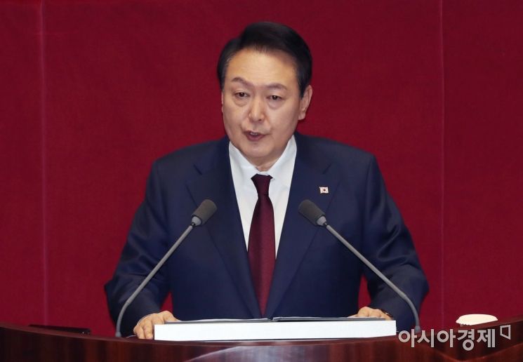 윤석열 대통령이 25일 국회 본회의장에서 내년도 예산안 시정연설을 하고 있다. 더불어민주당은 검찰의 대장동 수사를 정치보복으로 규정하고 윤 대통령의 시정연설을 보이콧했다./윤동주 기자 doso7@