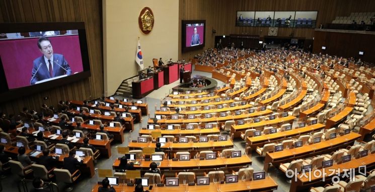 윤석열 대통령이 25일 국회 본회의장에서 내년도 예산안 시정연설을 하고 있다. 더불어민주당은 검찰의 대장동 수사를 정치보복으로 규정하고 윤 대통령의 시정연설을 보이콧했다./윤동주 기자 doso7@