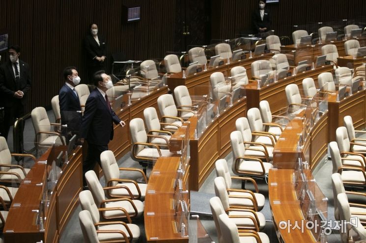 윤석열 대통령이 25일 국회 본회의장에서 내년도 예산안 시정연설을 하기 위해 본회의장으로 들어서고 있다. 더불어민주당은 검찰의 대장동 수사를 정치보복으로 규정하고 윤 대통령의 시정연설을 보이콧했다./윤동주 기자 doso7@