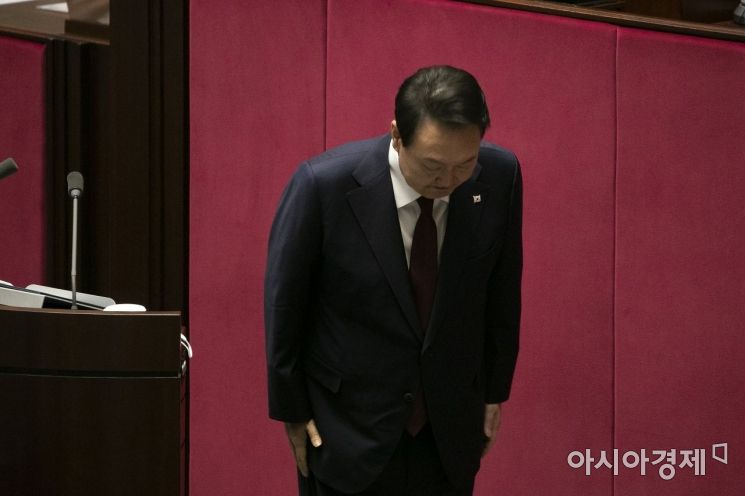 윤석열 대통령이 25일 국회 본회의장에서 내년도 예산안 시정연설을 하기 전 국민의힘 의원석을 향해 인사를 하고 있다. 더불어민주당은 검찰의 대장동 수사를 정치보복으로 규정하고 윤 대통령의 시정연설을 보이콧했다./윤동주 기자 doso7@