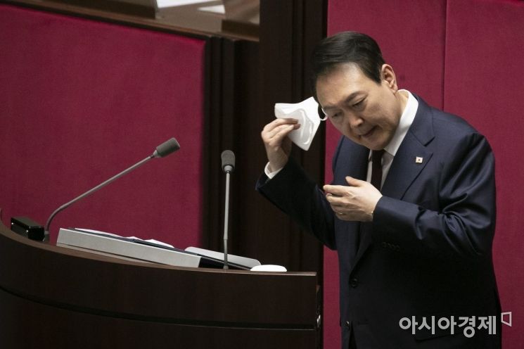 윤석열 대통령이 25일 국회 본회의장에서 내년도 예산안 시정연설을 하기 전 마스크를 벗고 있다. 더불어민주당은 검찰의 대장동 수사를 정치보복으로 규정하고 윤 대통령의 시정연설을 보이콧했다./윤동주 기자 doso7@