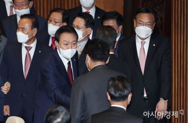 윤석열 대통령이 25일 국회 본회의장에서 내년도 예산안 시정연설을 마친 후 국민의힘 의원들과 인사를 나누고 있다./윤동주 기자 doso7@