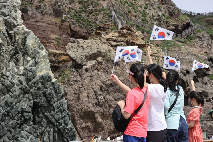지난 7월 26일 경상북도 울릉군 독도를 방문한 어린이들이 태극기를 들고 기념사진을 찍고 있다. 사진=연합뉴스