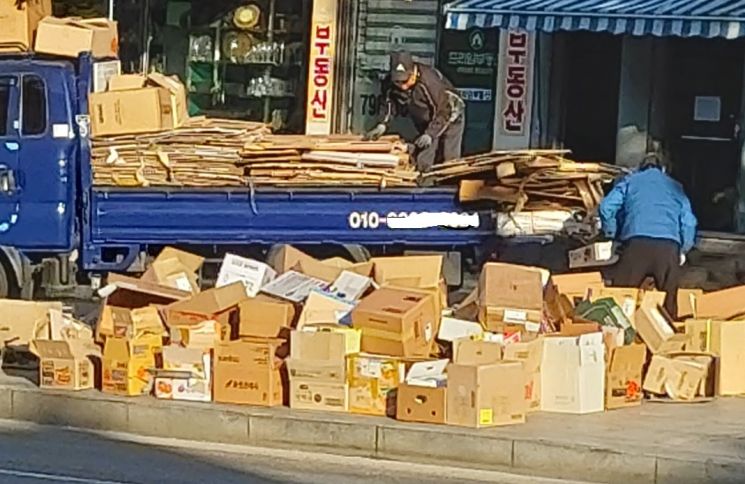 이모씨(72. 사진 오른쪽)가 이태원동 일원에서 폐지를 수집하고 있다. [사진=김종화 기자]