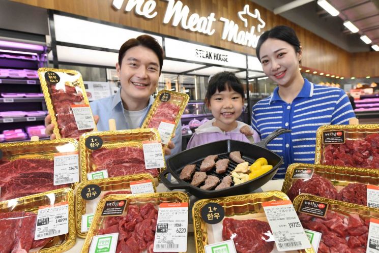 모델들이 서울 등촌동 홈플러스 메가푸드마켓 강서점에서 '한우데이' 행사 상품을 선보이고 있다(사진제공=홈플러스).