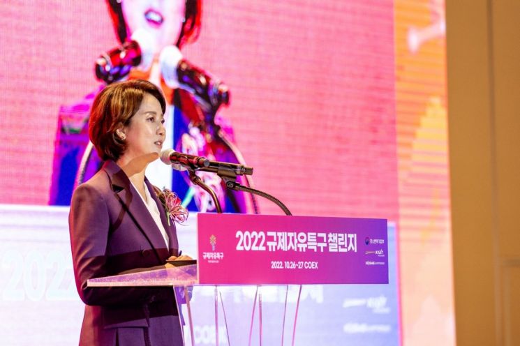 이영 중소벤처기업부 장관이 26일 서울 코엑스에서 열린 ‘2022 규제자유특구 챌린지’ 개막식에 참석해 축사를 하고 있다.